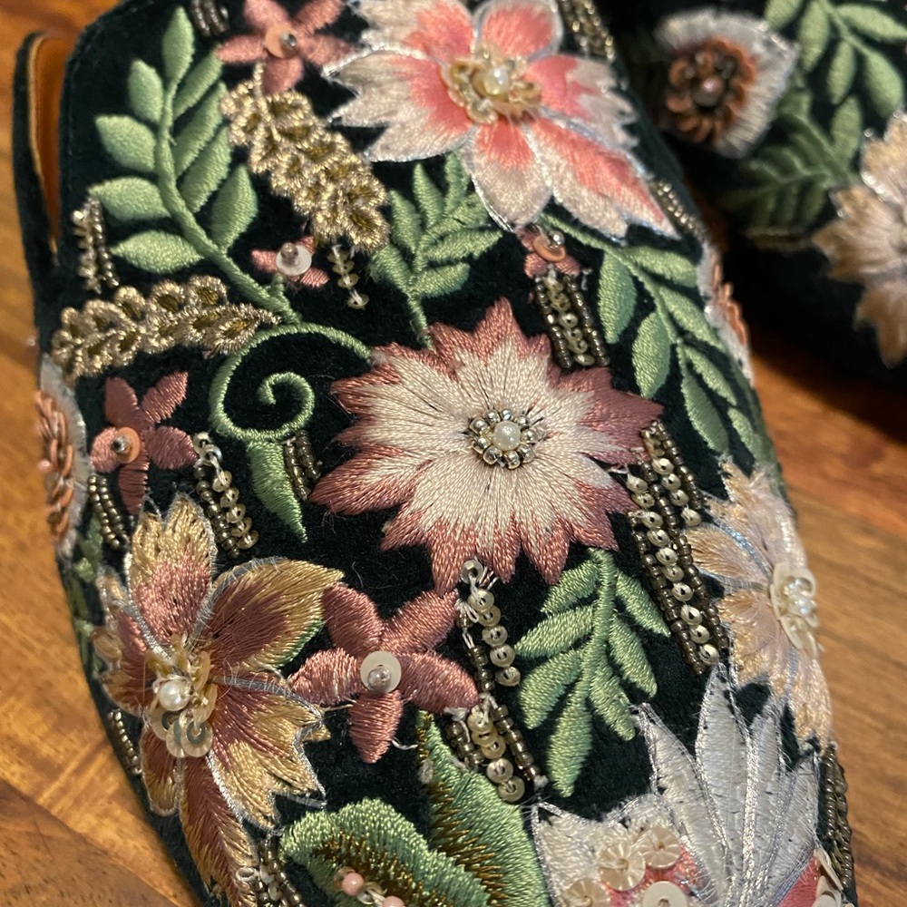 Anthropologie Black Embroidered Floral Velvet Beaded Accent Mules Sz 11 W - Picture 7 of 15